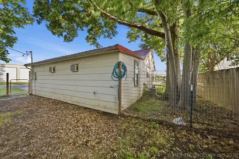 Exterior - 320 E Gentry Ave, Checotah, OK 74426 photo 7 of 9