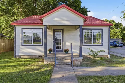 Exterior - 320 E Gentry Ave, Checotah, OK 74426 photo 2 of 9