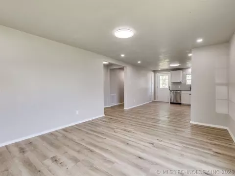 Living - 513 N J St, Eufaula, OK 74432 photo 3 of 7