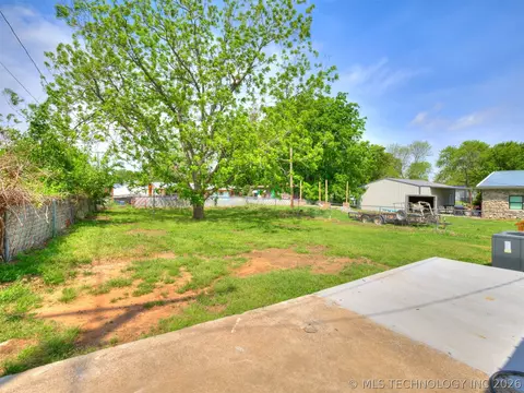 Exterior - 513 N J St, Eufaula, OK 74432 photo 7 of 13