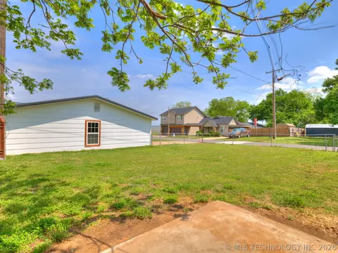 Exterior - 513 N J St, Eufaula, OK 74432 photo 8 of 13