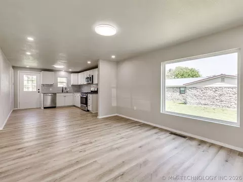 Living - 513 N J St, Eufaula, OK 74432 photo 2 of 7