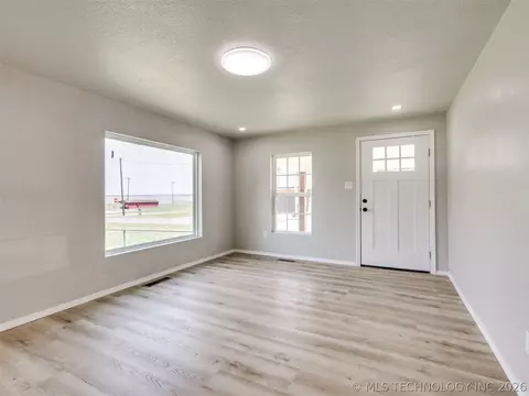 Living - 513 N J St, Eufaula, OK 74432 photo 1 of 7