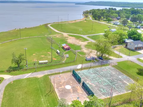 View/Area - 513 N J St, Eufaula, OK 74432 photo 10 of 10