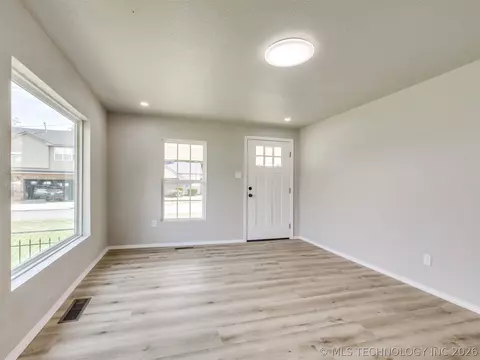 Living - 513 N J St, Eufaula, OK 74432 photo 4 of 7