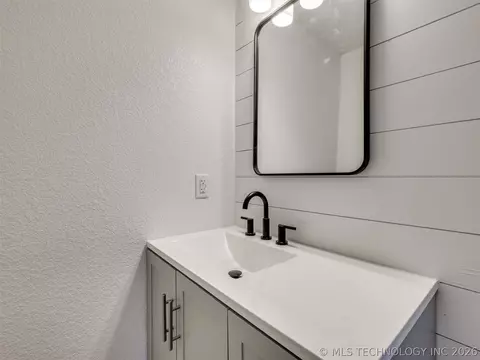 Bath - 513 N J St, Eufaula, OK 74432 photo 5 of 5