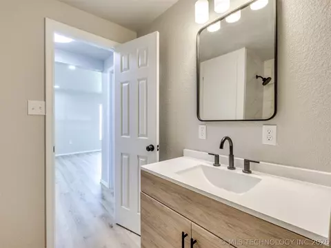 Bath - 513 N J St, Eufaula, OK 74432 photo 3 of 5