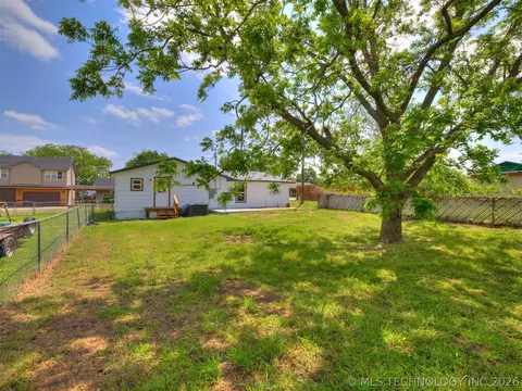 Exterior - 513 N J St, Eufaula, OK 74432 photo 5 of 13