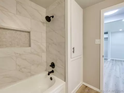 Bath - 513 N J St, Eufaula, OK 74432 photo 2 of 5