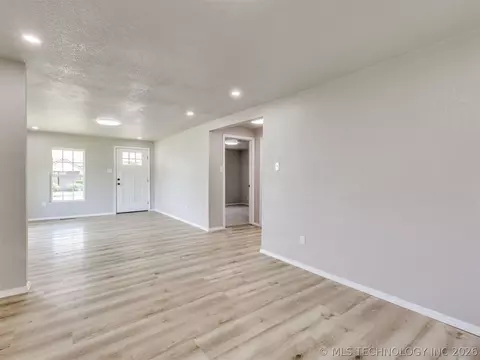 Living - 513 N J St, Eufaula, OK 74432 photo 5 of 7