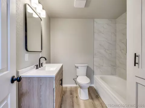 Bath - 513 N J St, Eufaula, OK 74432 photo 1 of 5