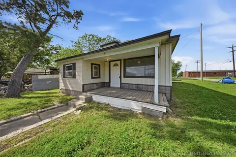 302 W Maple St, Cushing, OK 74023