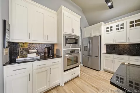 Kitchen - 5929 E 145th St S, Bixby, OK 74008 photo 3 of 5