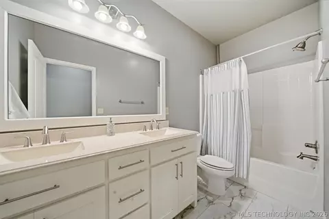 Bath - 5929 E 145th St S, Bixby, OK 74008 photo 4 of 5