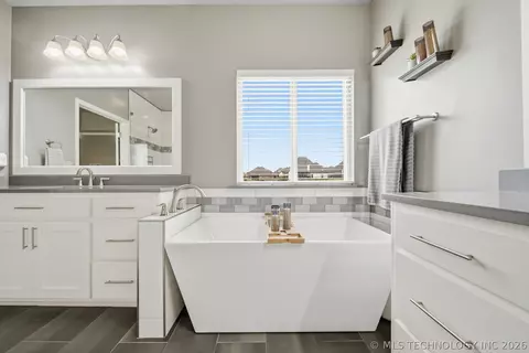 Bath - 5929 E 145th St S, Bixby, OK 74008 photo 3 of 5