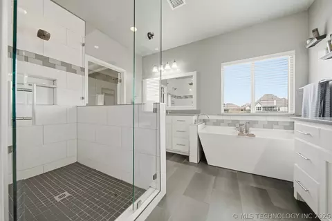 Bath - 5929 E 145th St S, Bixby, OK 74008 photo 2 of 5