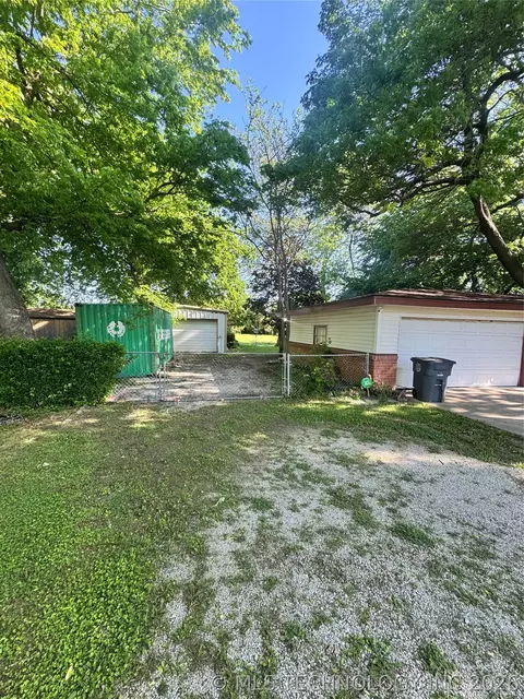 8279 E 37th St, Tulsa, OK 74145 photo 3