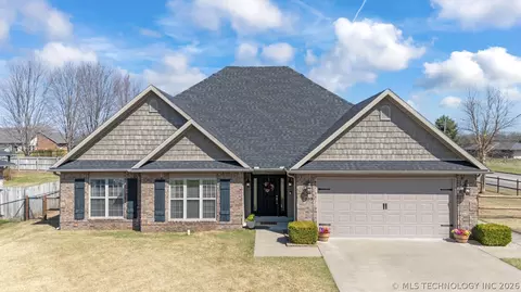 903 E 10th St, Grove, OK 74344
