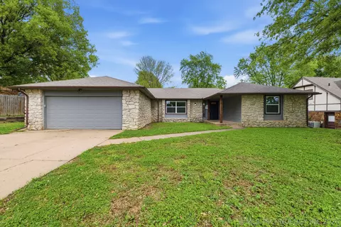 1906 Rolling Hills Dr, Bartlesville, OK 74006