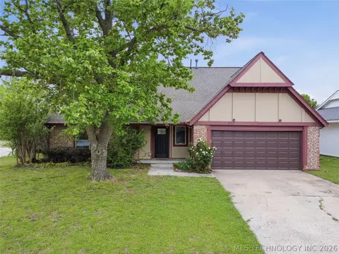 1112 W Queens Pl, Broken Arrow, OK 74012