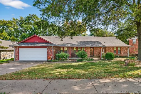 1222 Lariat Dr, Bartlesville, OK 74006