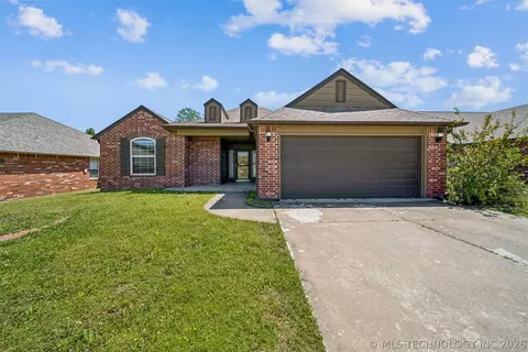 1810 Walnut Hill Ln, Claremore, OK 74019