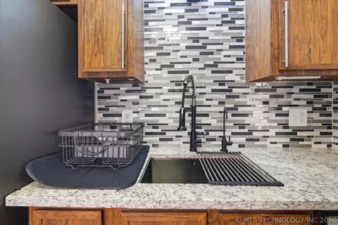 Kitchen - 2215 E 66th Place S 1004, Tulsa, OK 74136 photo 3 of 5