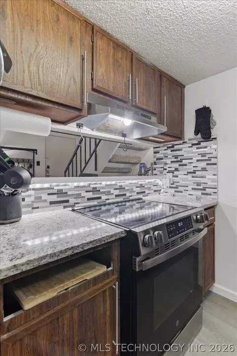 Kitchen - 2215 E 66th Place S 1004, Tulsa, OK 74136 photo 4 of 5