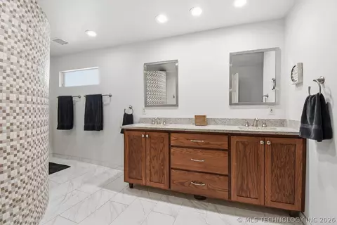 Bath - 2222 E 45th Pl, Tulsa, OK 74105 photo 1 of 8