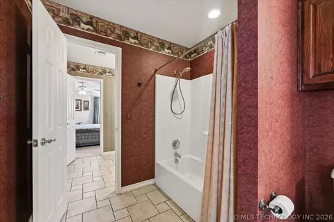 Bath - 7819 E 99th Pl, Tulsa, OK 74133 photo 5 of 7