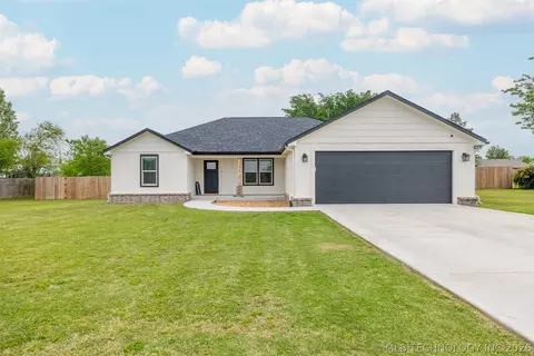 413 E Jean Pierre St, Chouteau, OK 74337