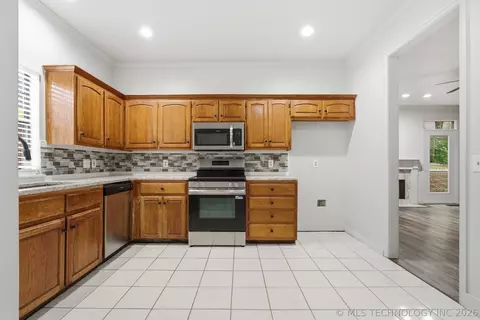 Kitchen - 3027 E 89th Pl S, Tulsa, OK 74137 photo 2 of 3