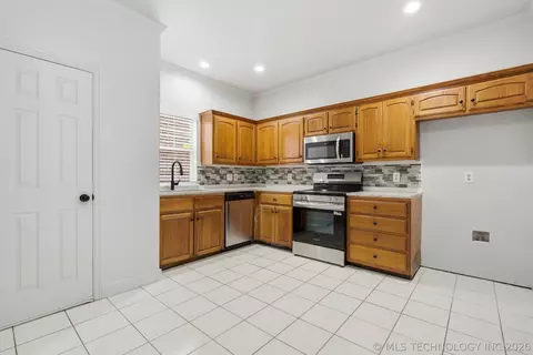 Kitchen - 3027 E 89th Pl S, Tulsa, OK 74137 photo 1 of 3
