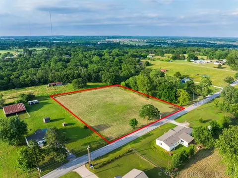 2 E 121st St, Coweta, OK 74429