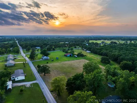 2 E 121st St, Coweta, OK 74429