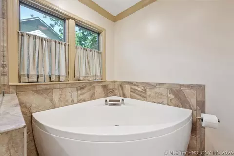 Bath - 2956 E 69th St, Tulsa, OK 74136 photo 3 of 8