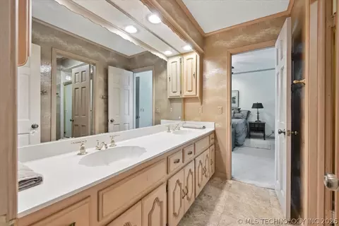 Bath - 2956 E 69th St, Tulsa, OK 74136 photo 4 of 8