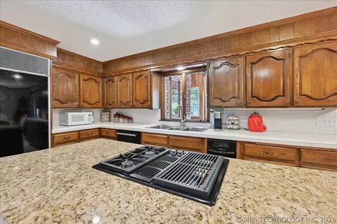 Kitchen - 2956 E 69th St, Tulsa, OK 74136 photo 4 of 6