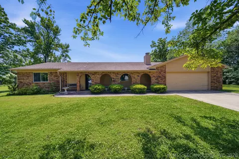 201 Country Ln, Skiatook, OK 74070