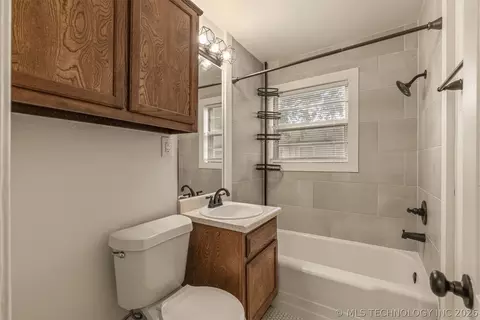 Bath - 1432 E 38th Street 1432c, Tulsa, OK 74105 photo 1 of 2