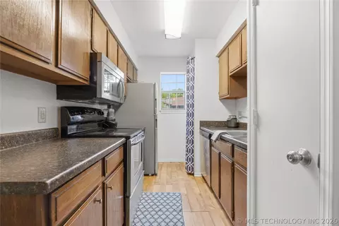 Kitchen - 6380 S 80th East Avenue D, Tulsa, OK 74133 photo 2 of 3