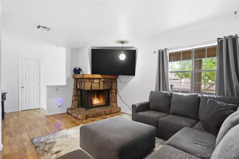 Living - 6380 S 80th East Avenue D, Tulsa, OK 74133 photo 3 of 3