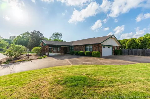 104 W Timberlane Ct, Broken Arrow, OK 74011