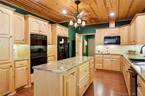 Kitchen - 452316 E 953 Rd, Vian, OK 74962 photo 3 of 7