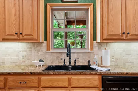 Kitchen - 452316 E 953 Rd, Vian, OK 74962 photo 5 of 7