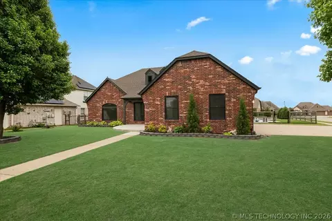 Exterior - 1701 E Granger St, Broken Arrow, OK 74012 photo 4 of 10