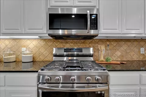 Kitchen - 1701 E Granger St, Broken Arrow, OK 74012 photo 9 of 9