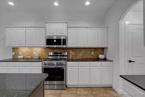 Kitchen - 1701 E Granger St, Broken Arrow, OK 74012 photo 3 of 9