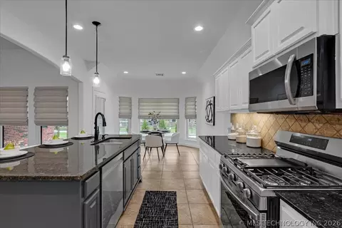 Kitchen - 1701 E Granger St, Broken Arrow, OK 74012 photo 4 of 9