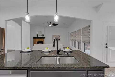 Kitchen - 1701 E Granger St, Broken Arrow, OK 74012 photo 7 of 9